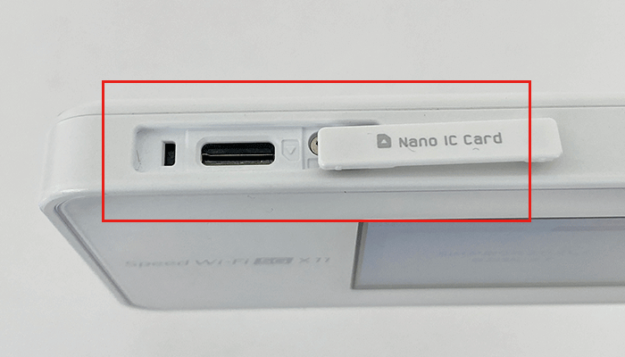 【X11】SIMカード挿入、手順1、蓋を開ける