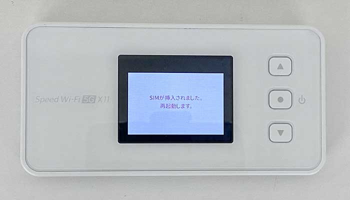 【X11】SIMカード挿入、手順3、自動的に再起動される