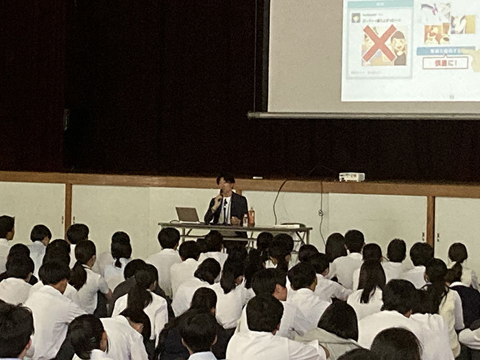 向陽高等学校にて講座を実施している様子