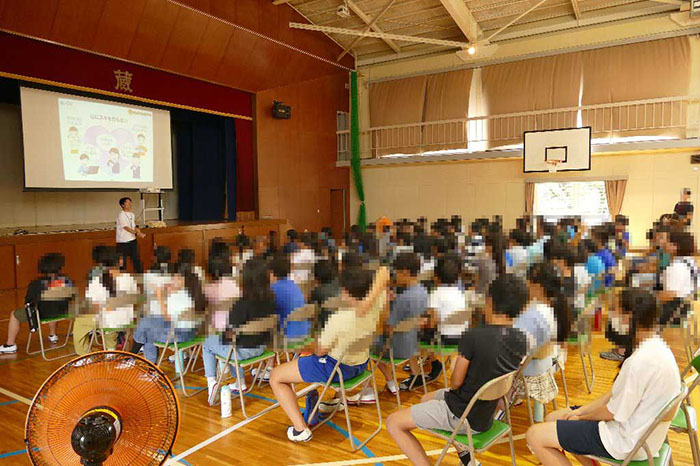 高倉小学校にて児童向けにネット安心安全講座を実施している様子