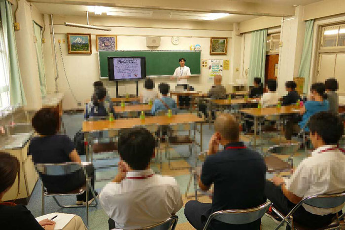 高倉小学校にて保護者向けにネット安心安全講座を実施している様子